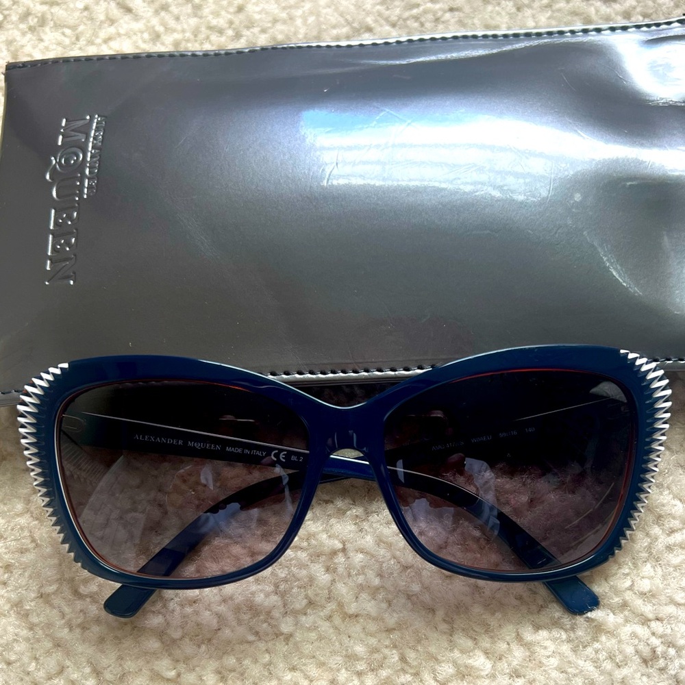 Alexander McQueen AMQ 4178/S Sunglasses Navy & White